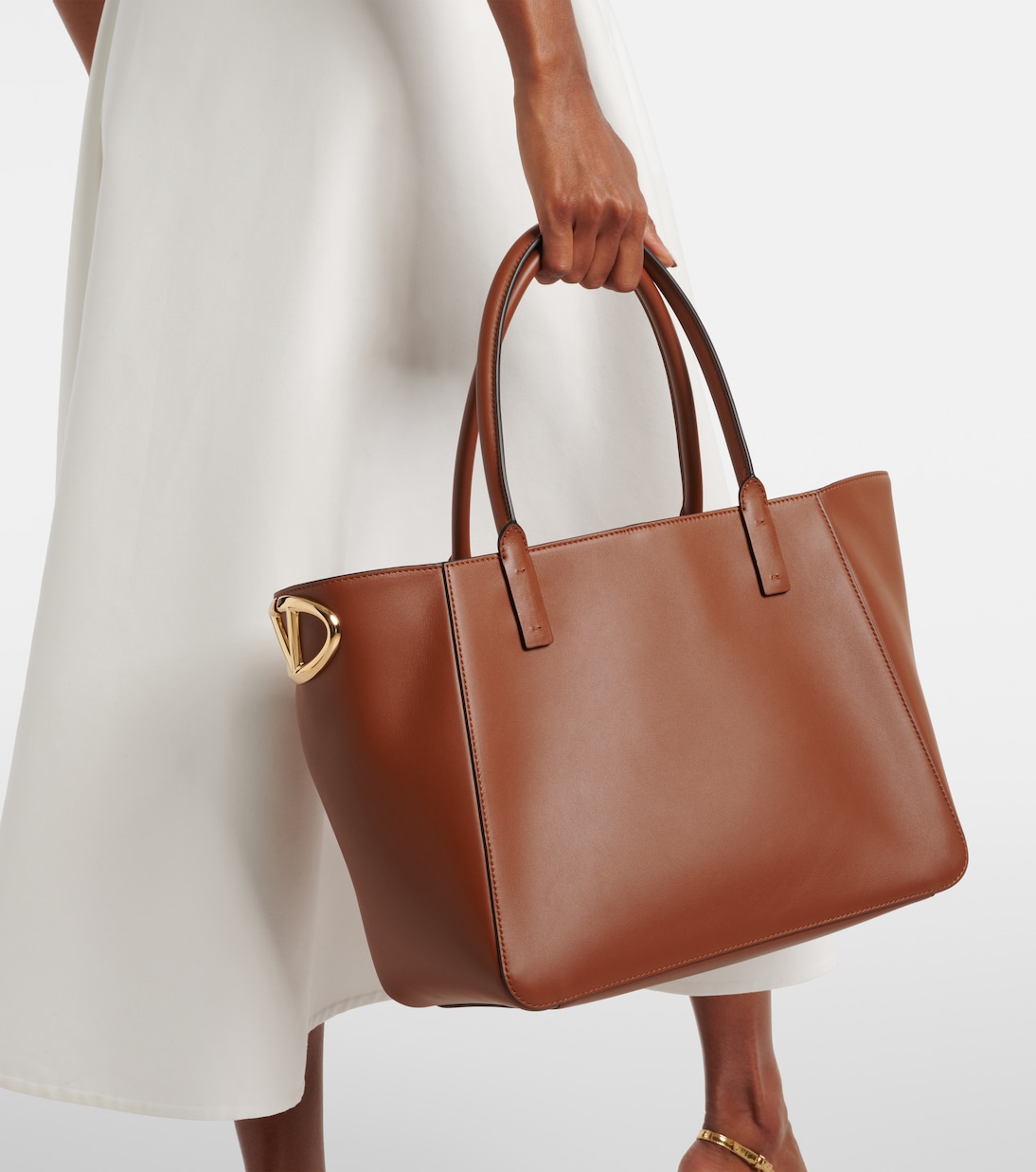 【関税込み】Valentino Garavani 'VLogo Side' shopping bag VLogo Side leather shopper in brown - Valentino Garavani