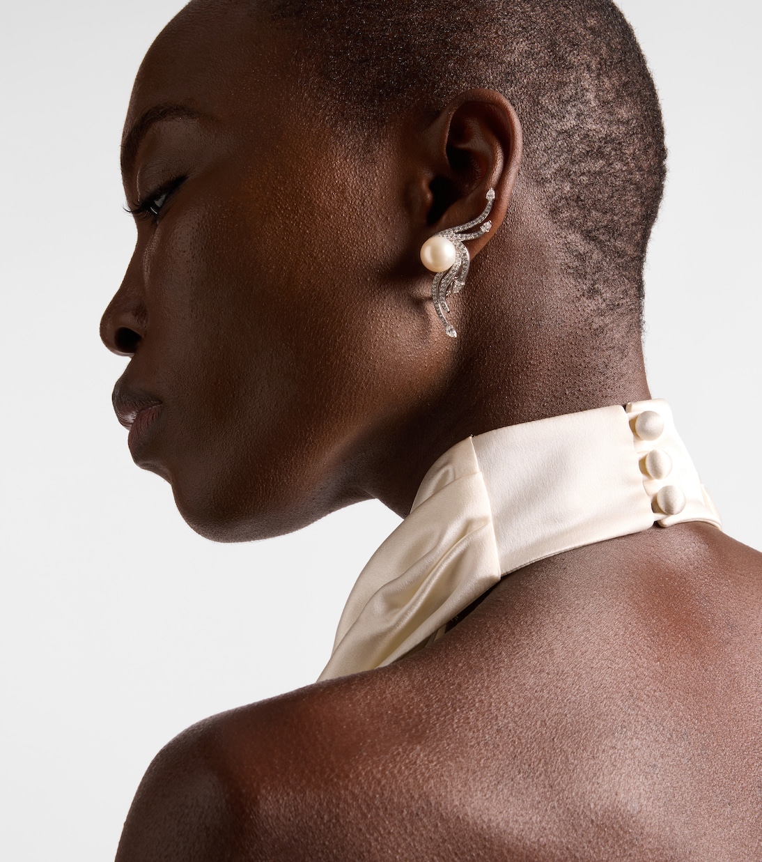 Pearlescent 18kt white gold earrings with diamonds and pearls | Yeprem