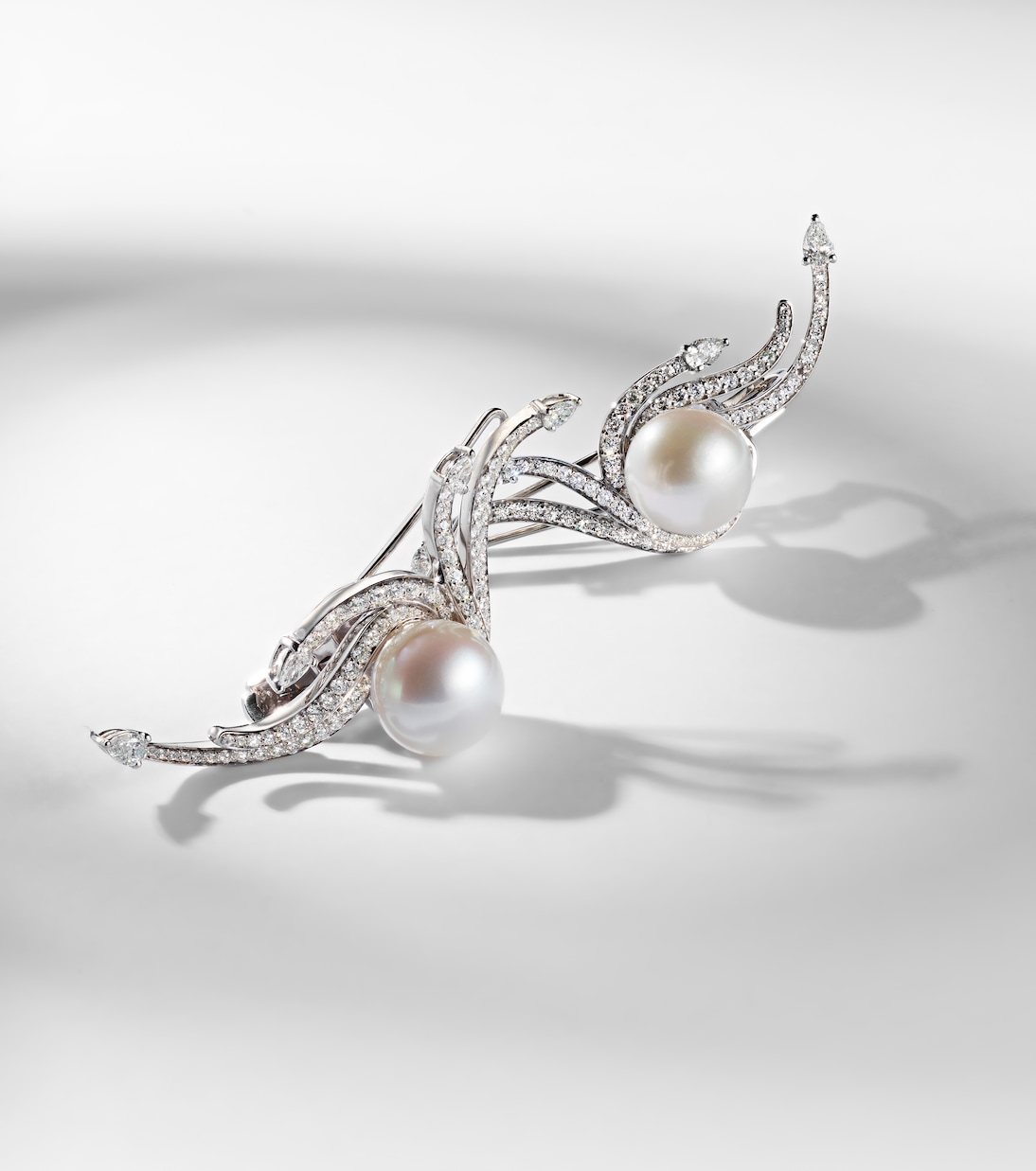 Pearlescent 18kt white gold earrings with diamonds and pearls | Yeprem