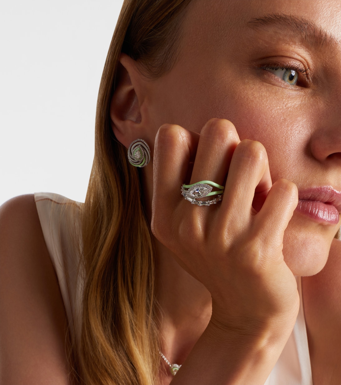 Anello Oasis in oro bianco 18kt e smalto con diamanti | Kamyen