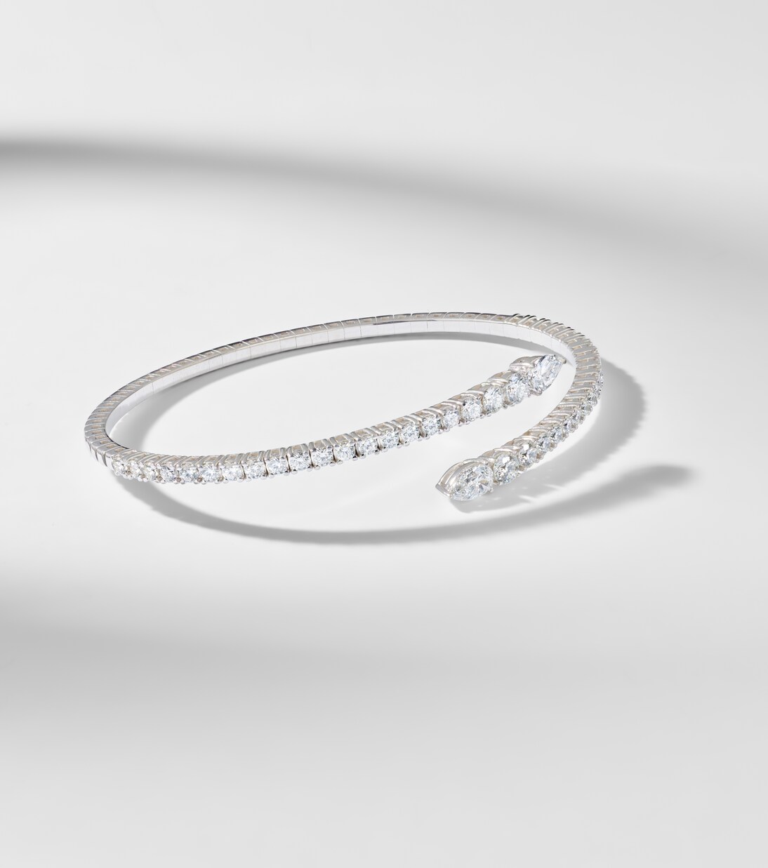 Classics Twist 18kt white gold bangle with diamonds | Bucherer Fine Jewellery
