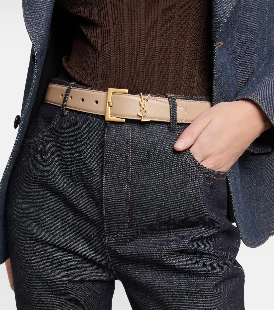 Cintura in pelle Cassandre firmata SAINT LAURENT per uno stile giovane e ricercato
