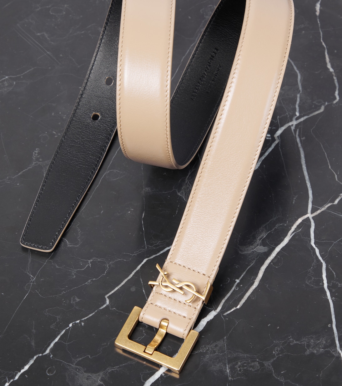 Cintura in pelle Cassandre firmata SAINT LAURENT per uno stile giovane e ricercato