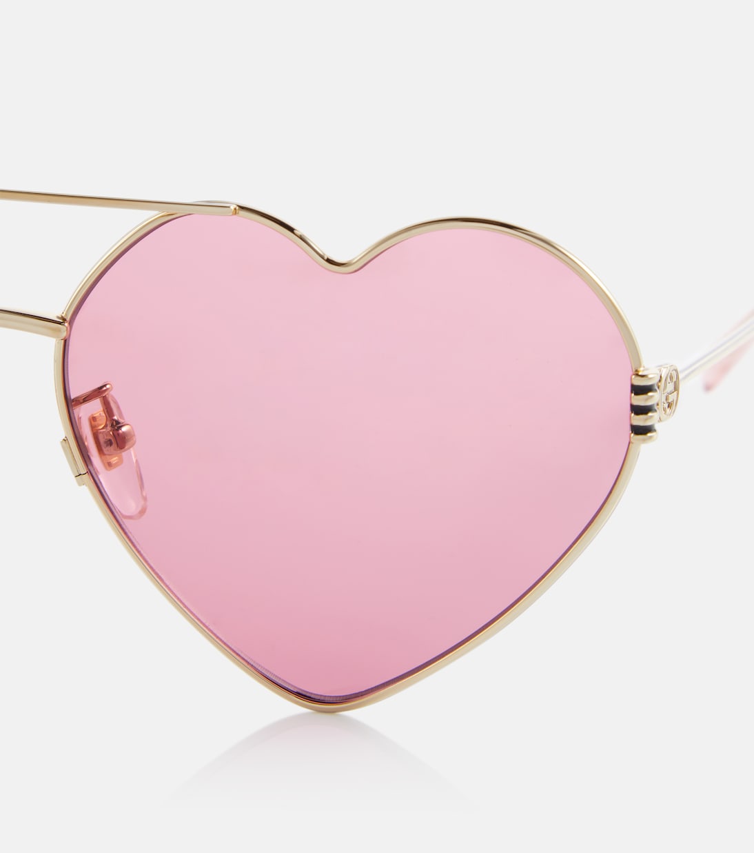 Occhiali da sole GUCCI con dettagli a cuore, stile giovane e trendy