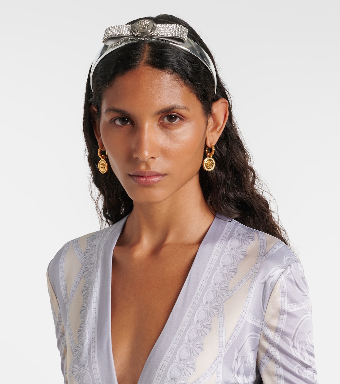 Fascino Italiano: Fascia Capelli in Pelle Metallizzata Medusa by VERSACE per Giovani Stilisti