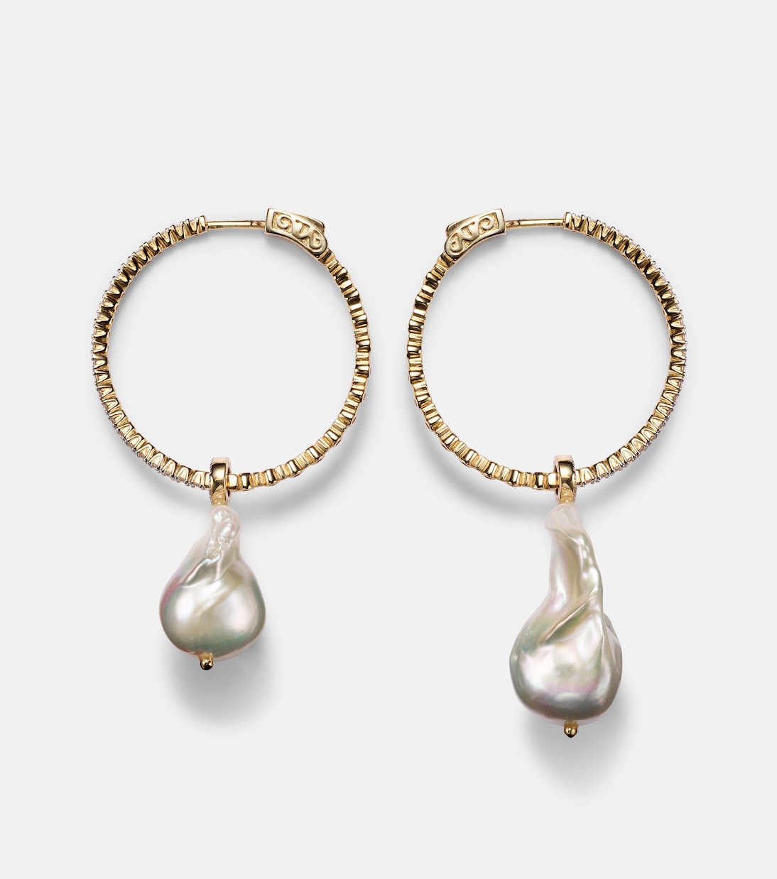 Orecchini a cerchio in oro 14kt con perle barocche e diamanti per uno stile giovane e raffinato