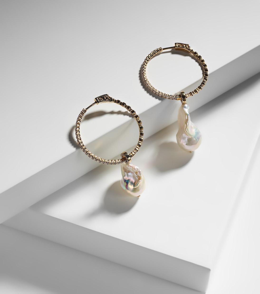 Orecchini a cerchio in oro 14kt con perle barocche e diamanti per uno stile giovane e raffinato