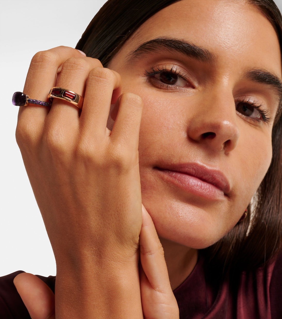 Anello Iconica in oro rosa 18kt con granati piropo, gioiello trendy per giovani