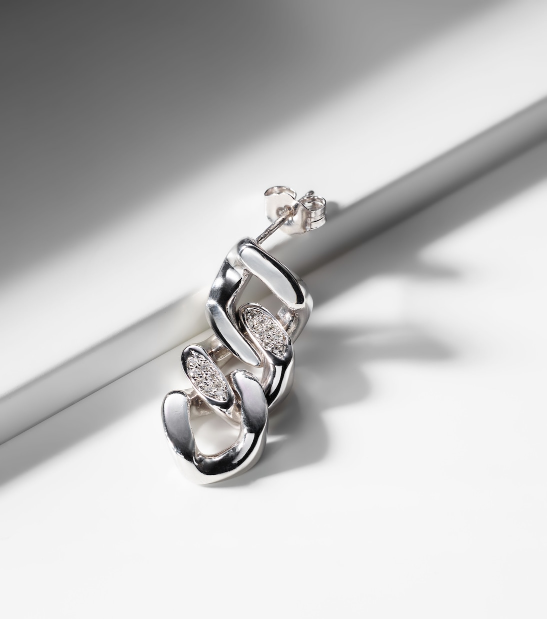 Boucle d'oreille unique Link en or blanc et jaune 14 ct et diamants | Rainbow K