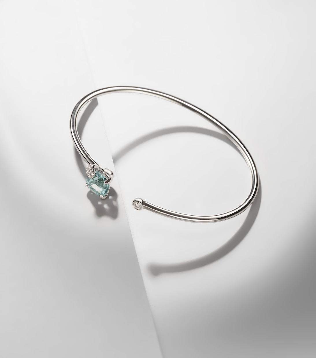 Bracciale Peekaboo in oro bianco 18kt con acquamarina e diamanti, gioielleria raffinata per giovani trendsetter