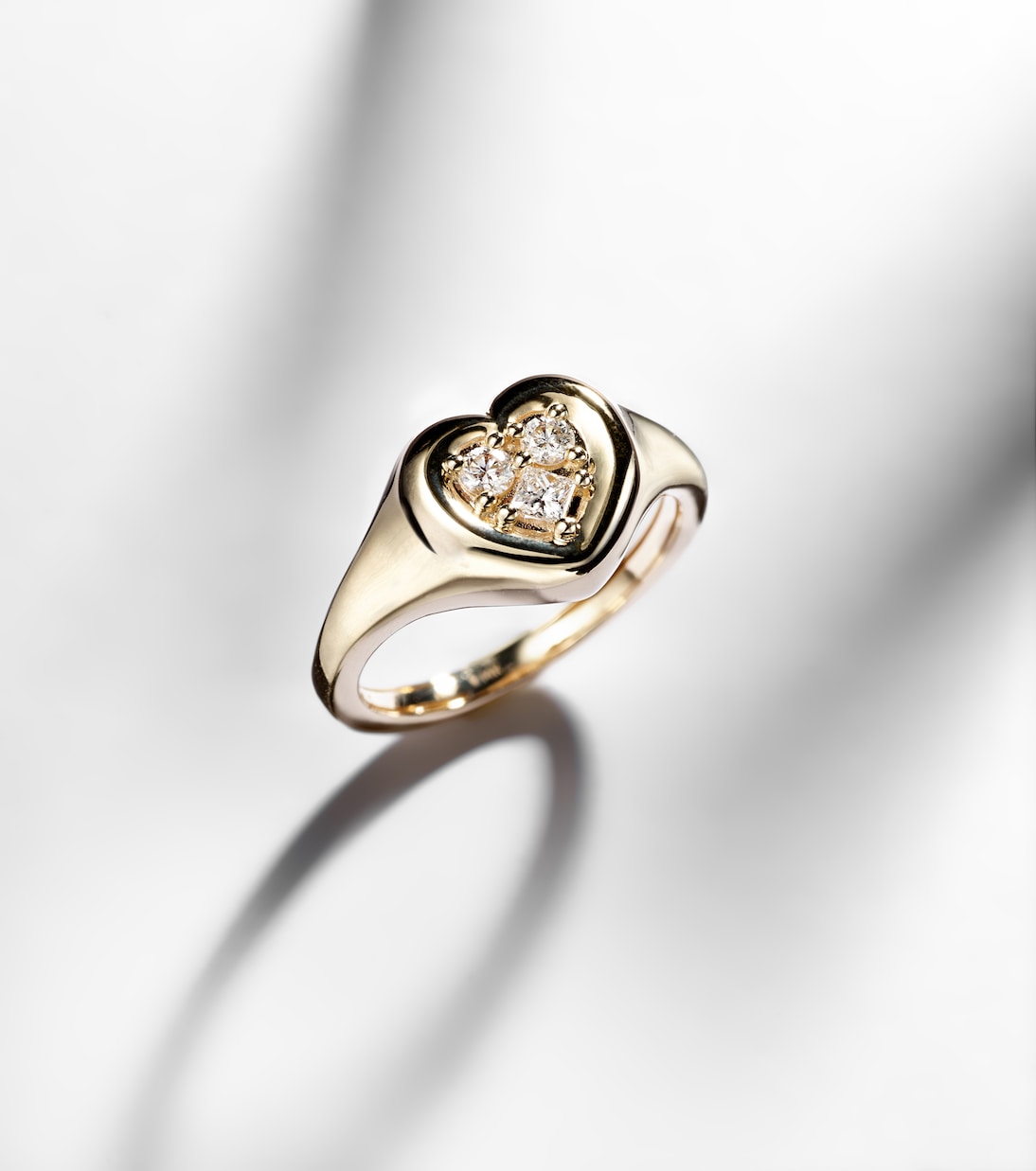 Anello in oro 14kt con diamanti, design moderno per giovani