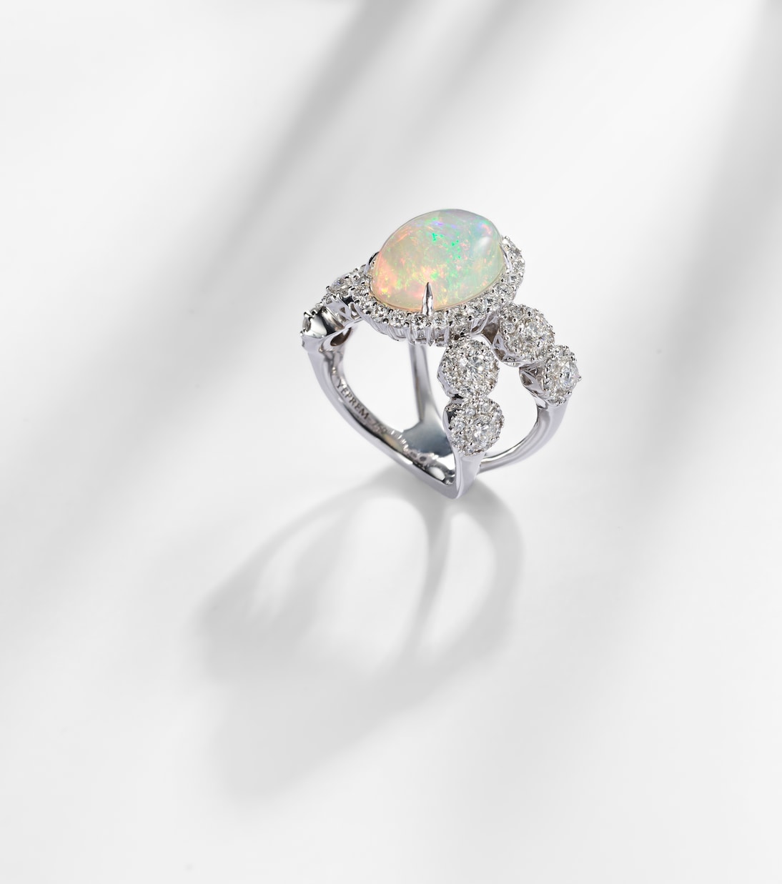 Anello Reign Supreme in oro bianco 18kt con diamanti e opale | Yeprem