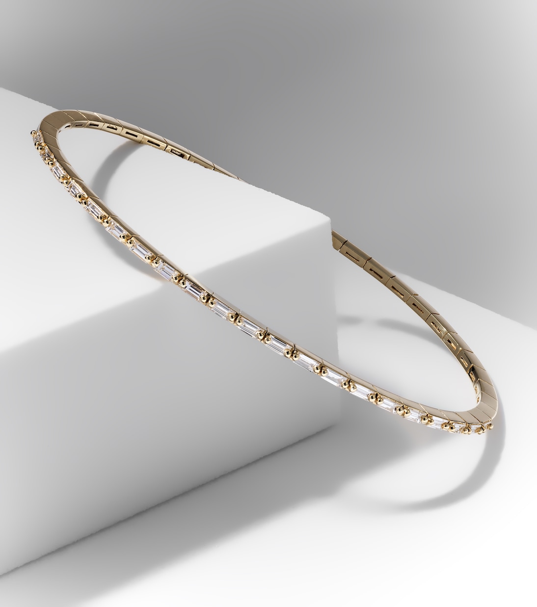 Bracciale a fascia in oro 18kt con diamanti, design moderno per giovani