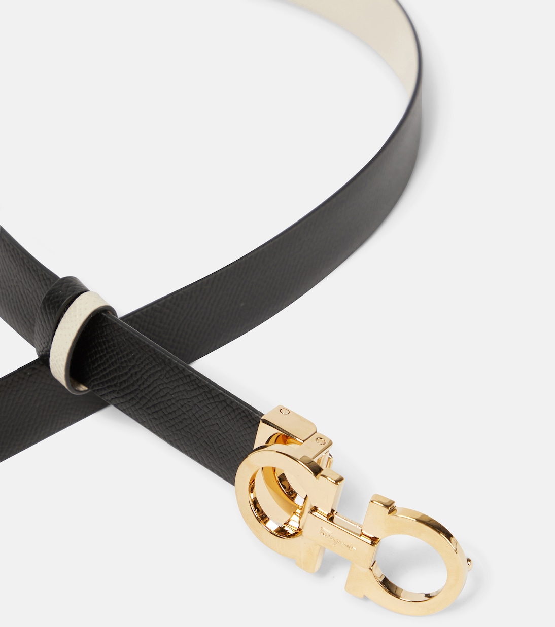 Cintura in pelle reversibile FERRAGAMO con logo Gancini, stile giovane e moderno