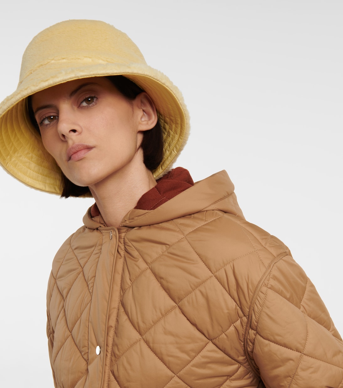 Cappello a secchiello Loro Piana in cashmere e seta, stile giovane e chic