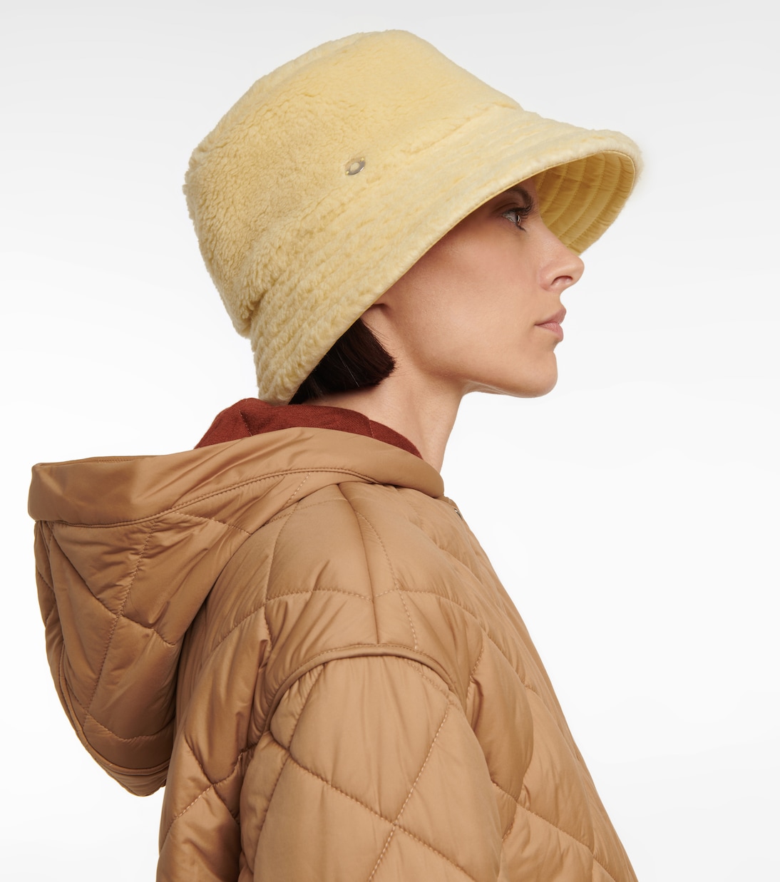 Cappello a secchiello Loro Piana in cashmere e seta, stile giovane e chic