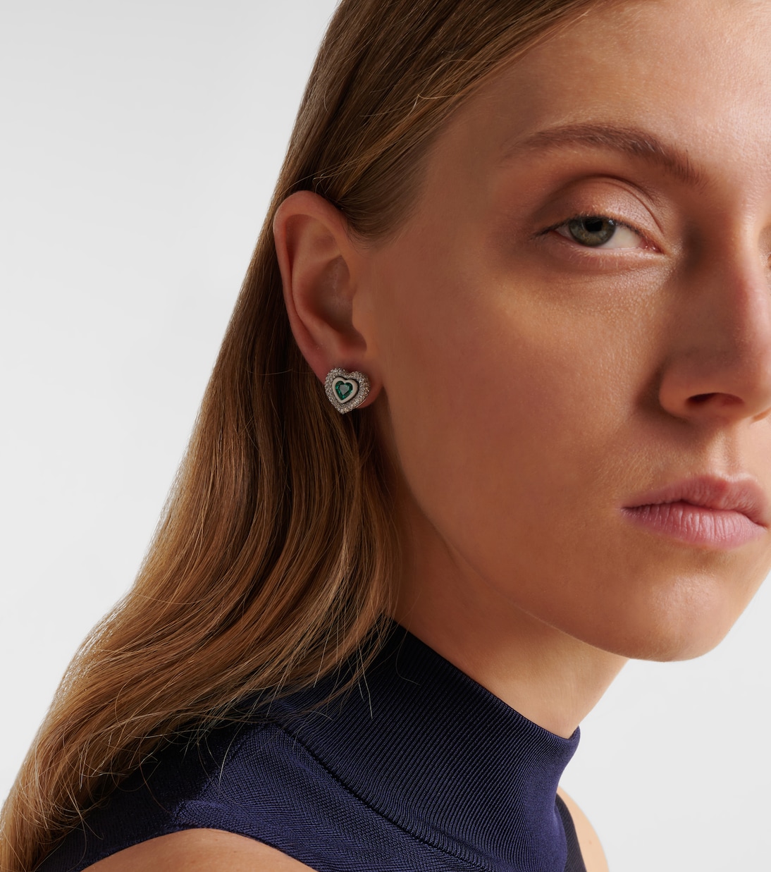 Boucles d'oreilles Heart en or blanc 18 ct, diamants et émeraudes | Kamyen