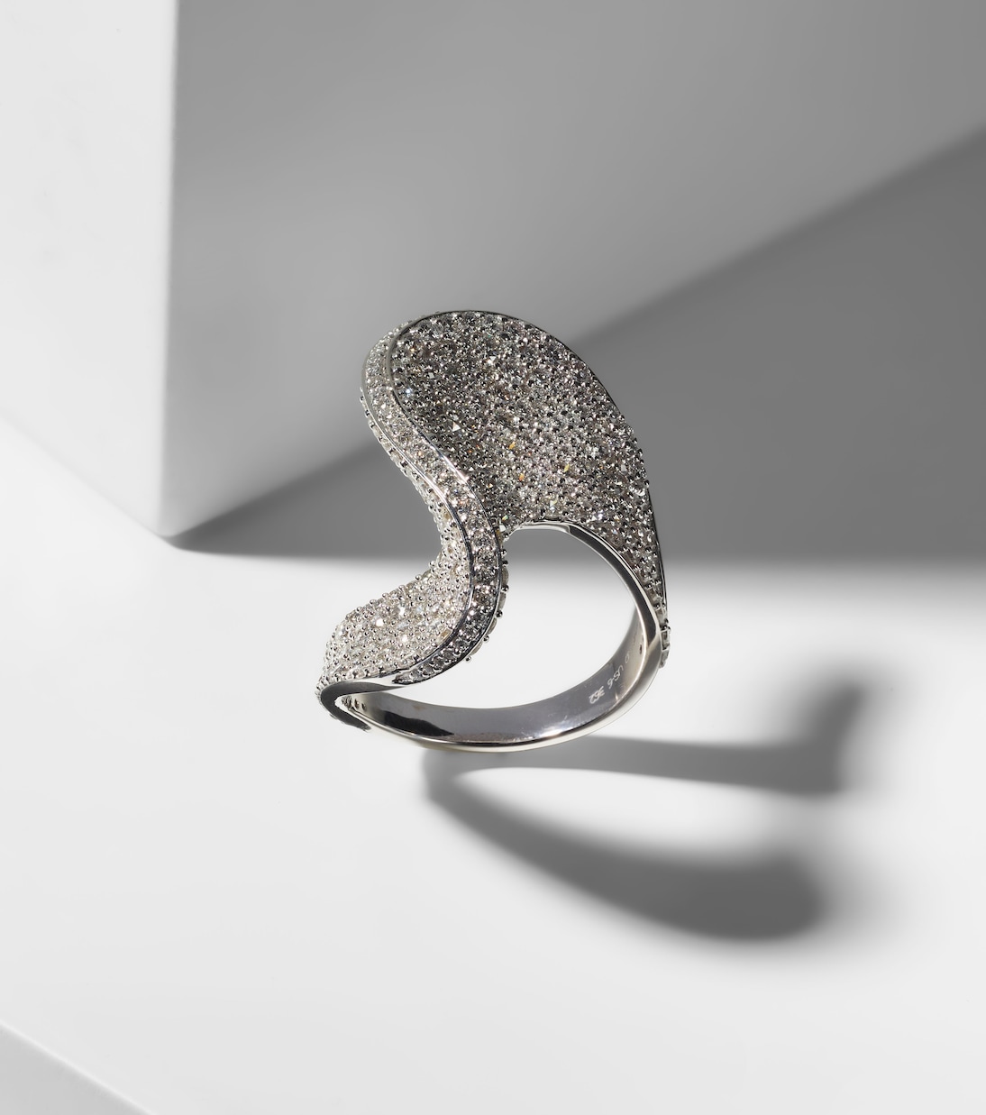 Anello in oro bianco 18kt con diamanti | Kamyen