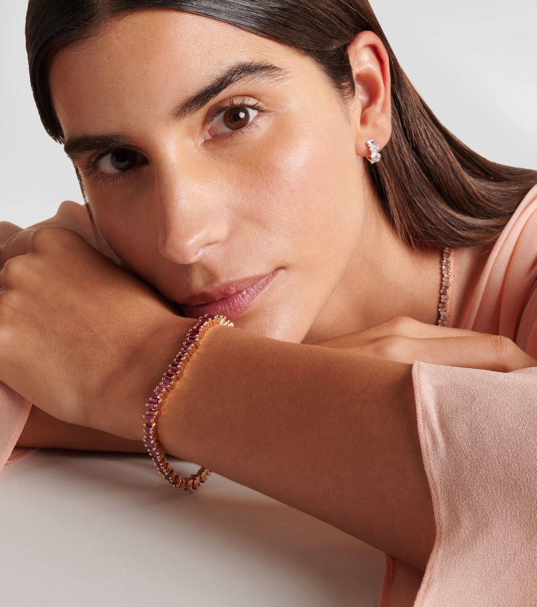 Bracciale audace in oro rosa 18kt con rubini, stile SUZANNE KALAN per giovani trendsetter
