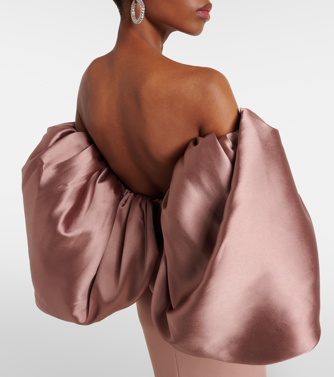 Abito lungo off-shoulder Floris con raso | Solace London
