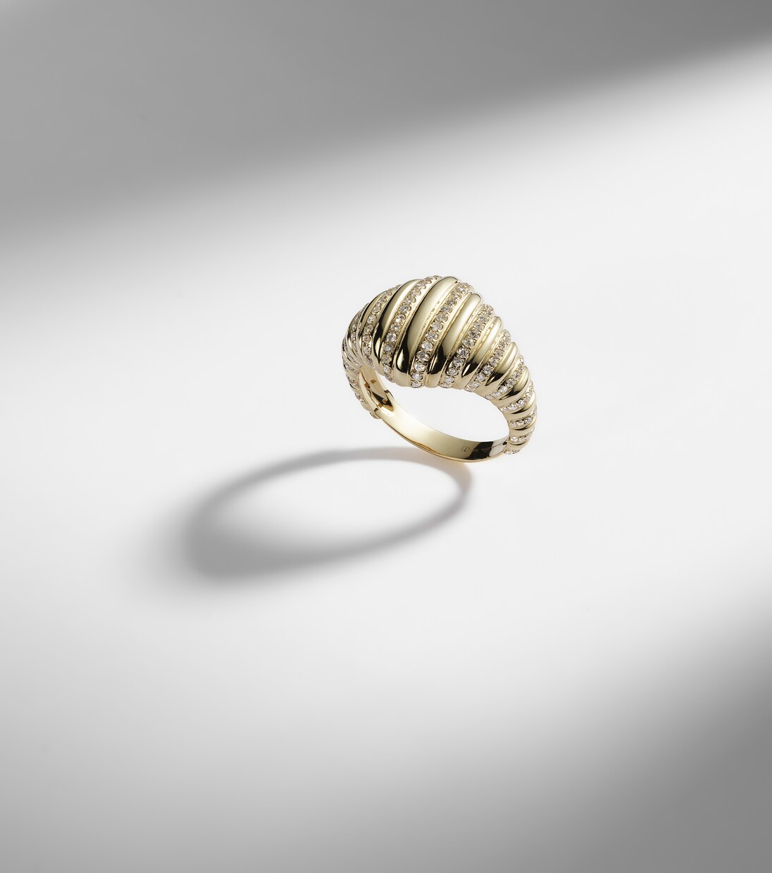 9kt gold pinky ring with diamonds | Yvonne Léon