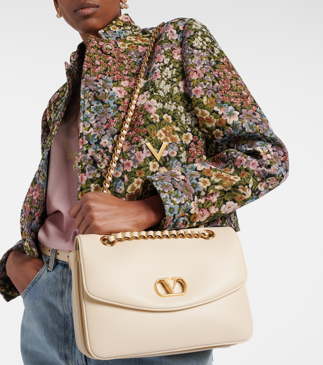 Djuna Medium leather shoulder bag | Valentino Garavani