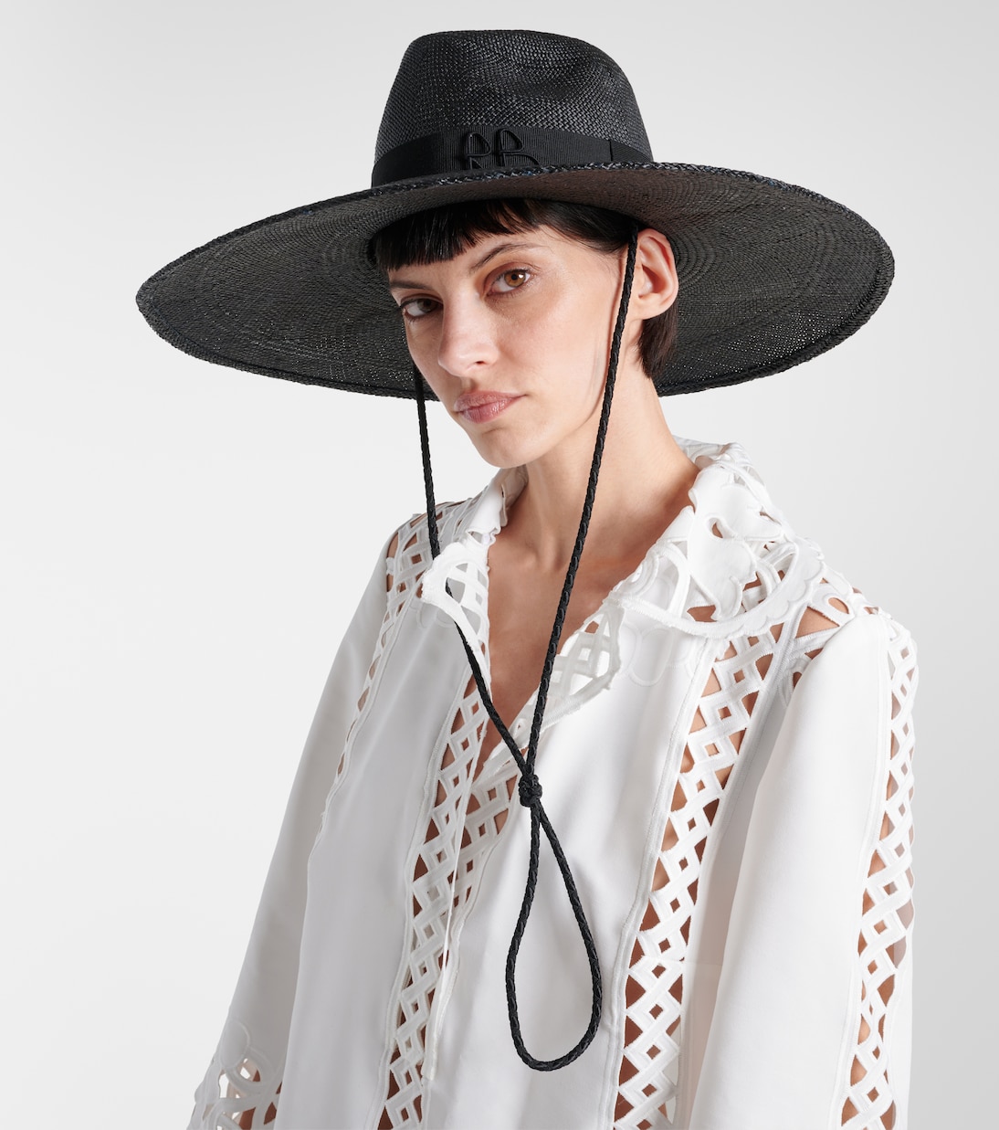 Cappello di paglia con dettagli in pelle firmato Ruslan Baginskiy per giovani trendy