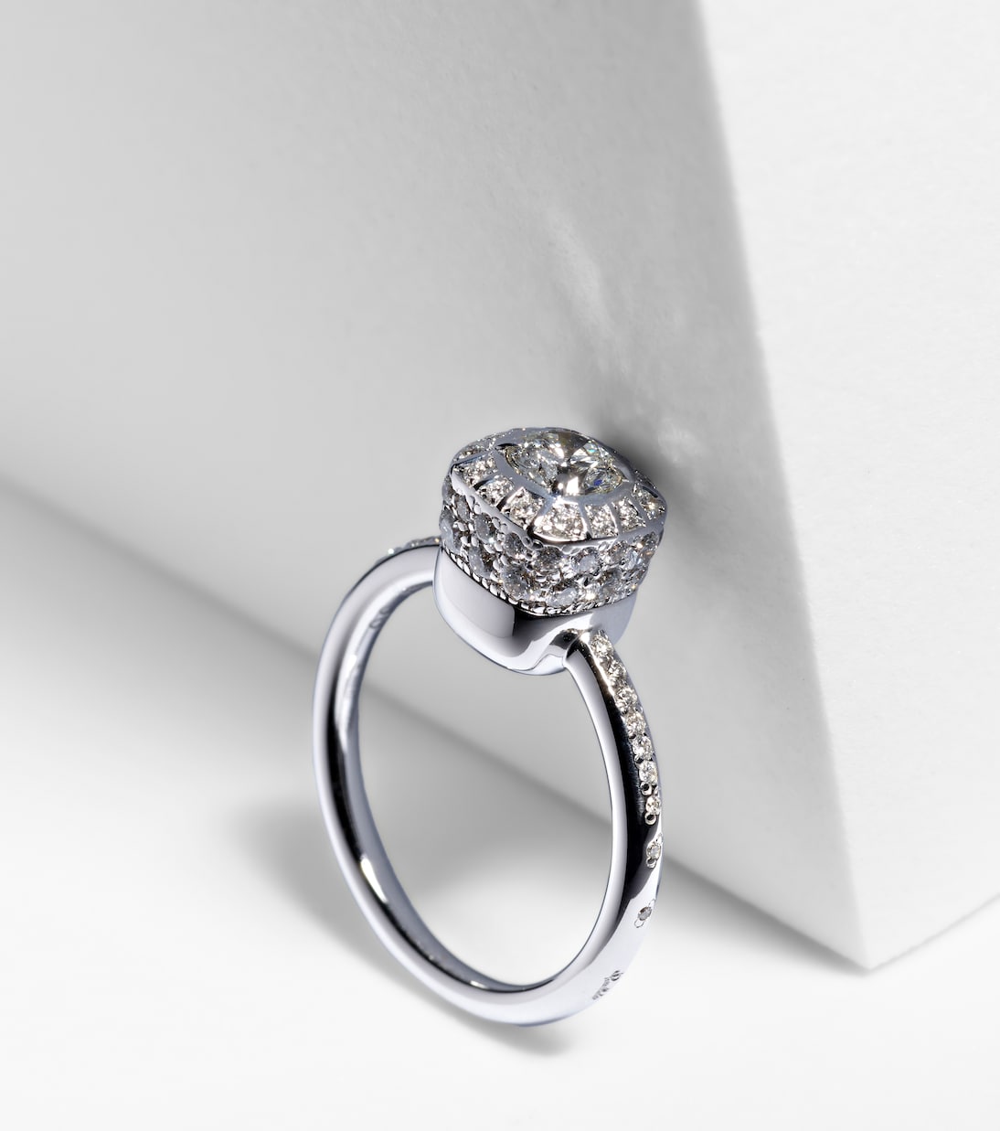 Anello Nudo Petit in oro bianco 18kt con diamanti | Pomellato