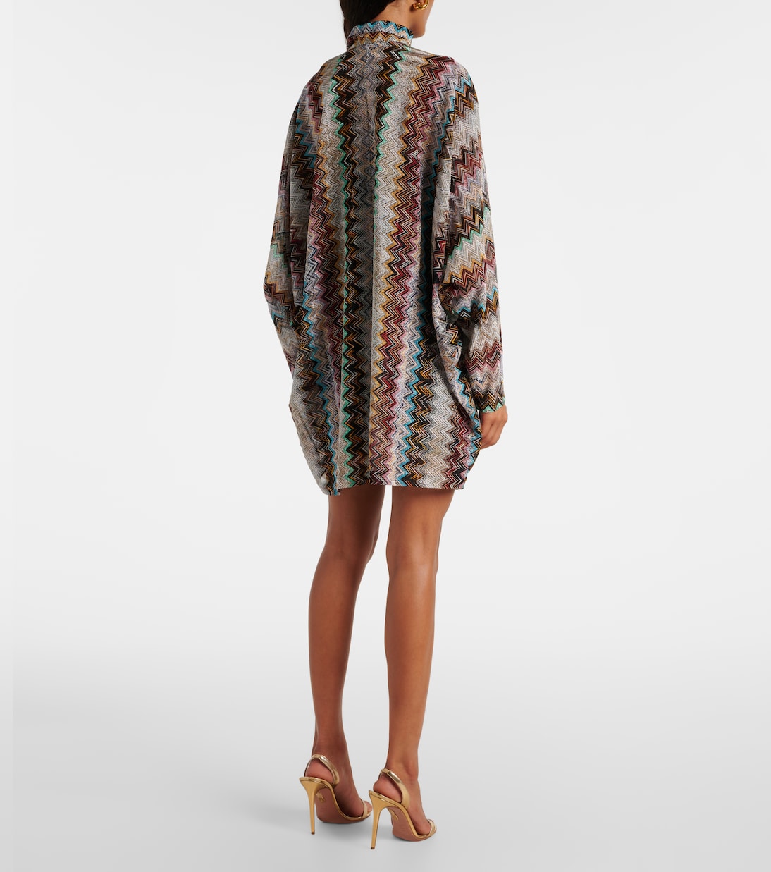 Vestido Láminado Joven con Diseño Zigzag y Caída Moderna