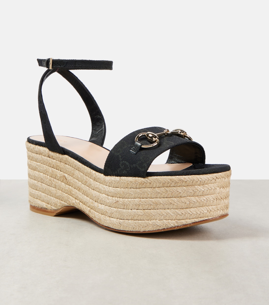 Zeppa in sparto con dettaglio Horsebit, scarpe GUCCI in camoscio per giovani trendy