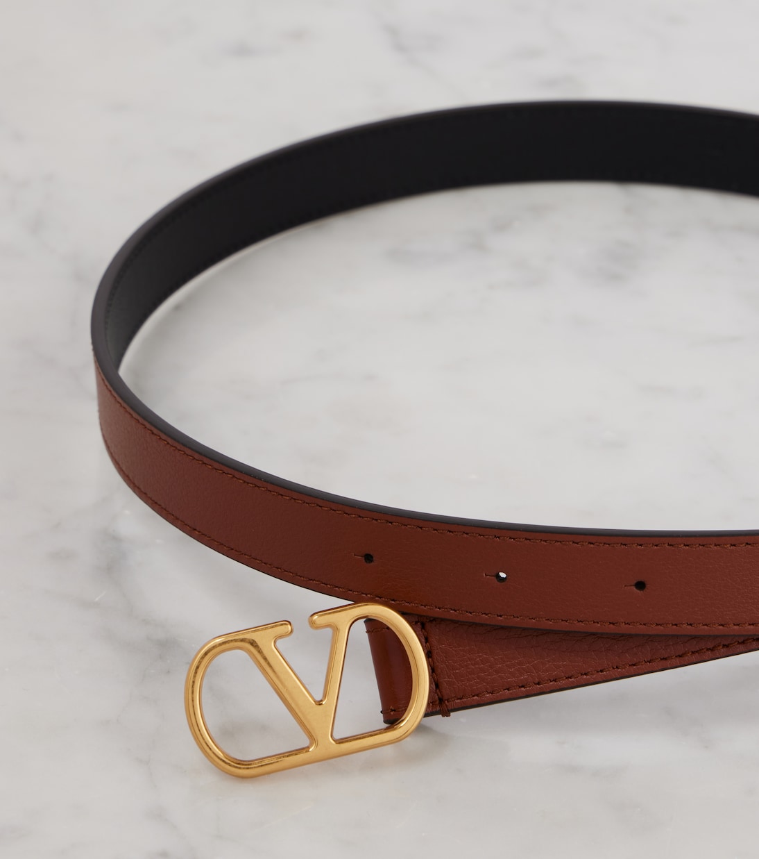 Cintura in pelle con logo V firmata Valentino Garavani, stile giovane e iconico