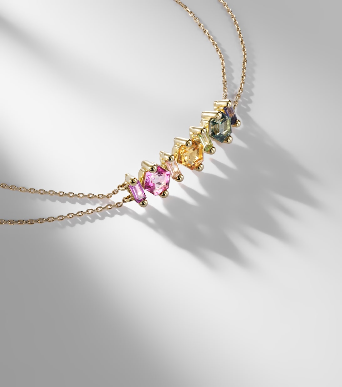 Bracciale regolabile in oro 14kt con pietre preziose, design moderno per giovani trendsetter