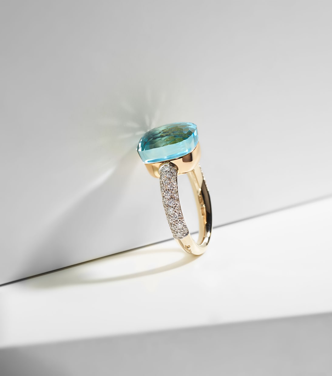 Anello Nudo in oro 18 kt con topazio e diamanti | Pomellato