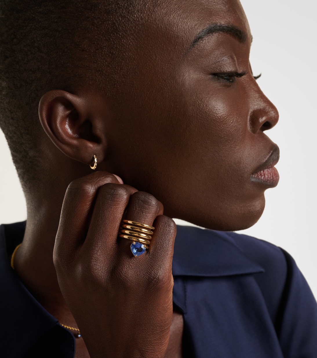 Anello in oro 18kt con spirale a cuore e zaffiro, design moderno per giovani