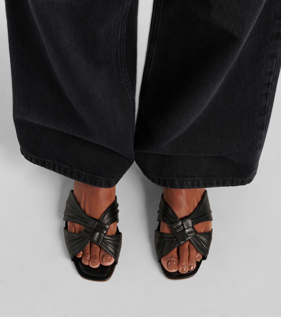 Pantoletten Soft Knot aus Satin | The Row