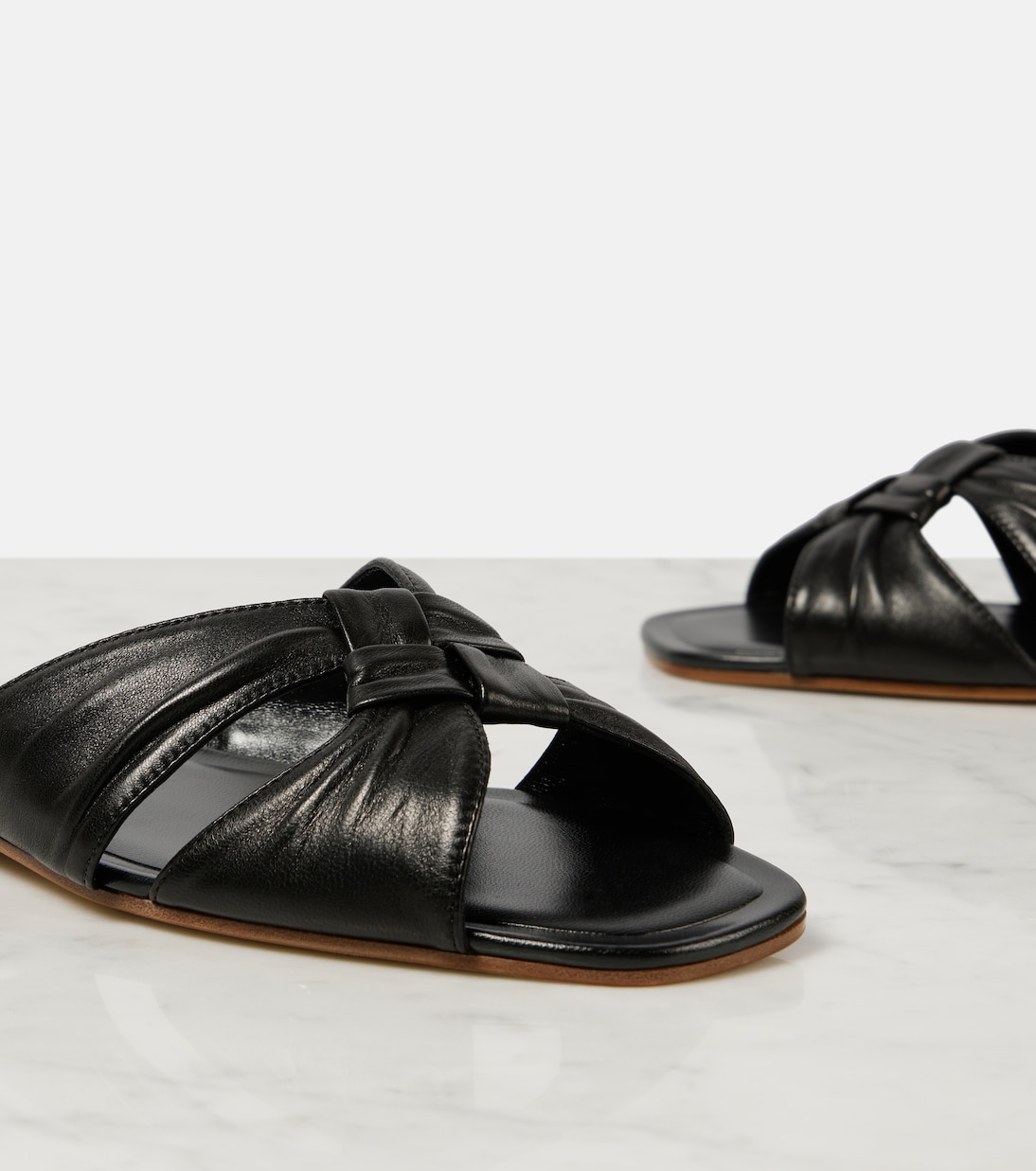 Pantoletten Soft Knot aus Satin | The Row
