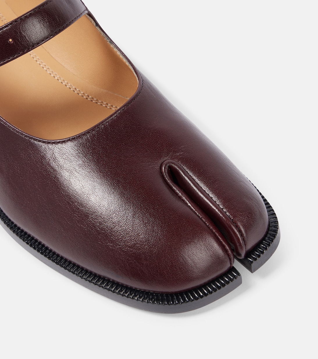 Scarpe Mary Jane in pelle Tabi di Maison Margiela per giovani trendy