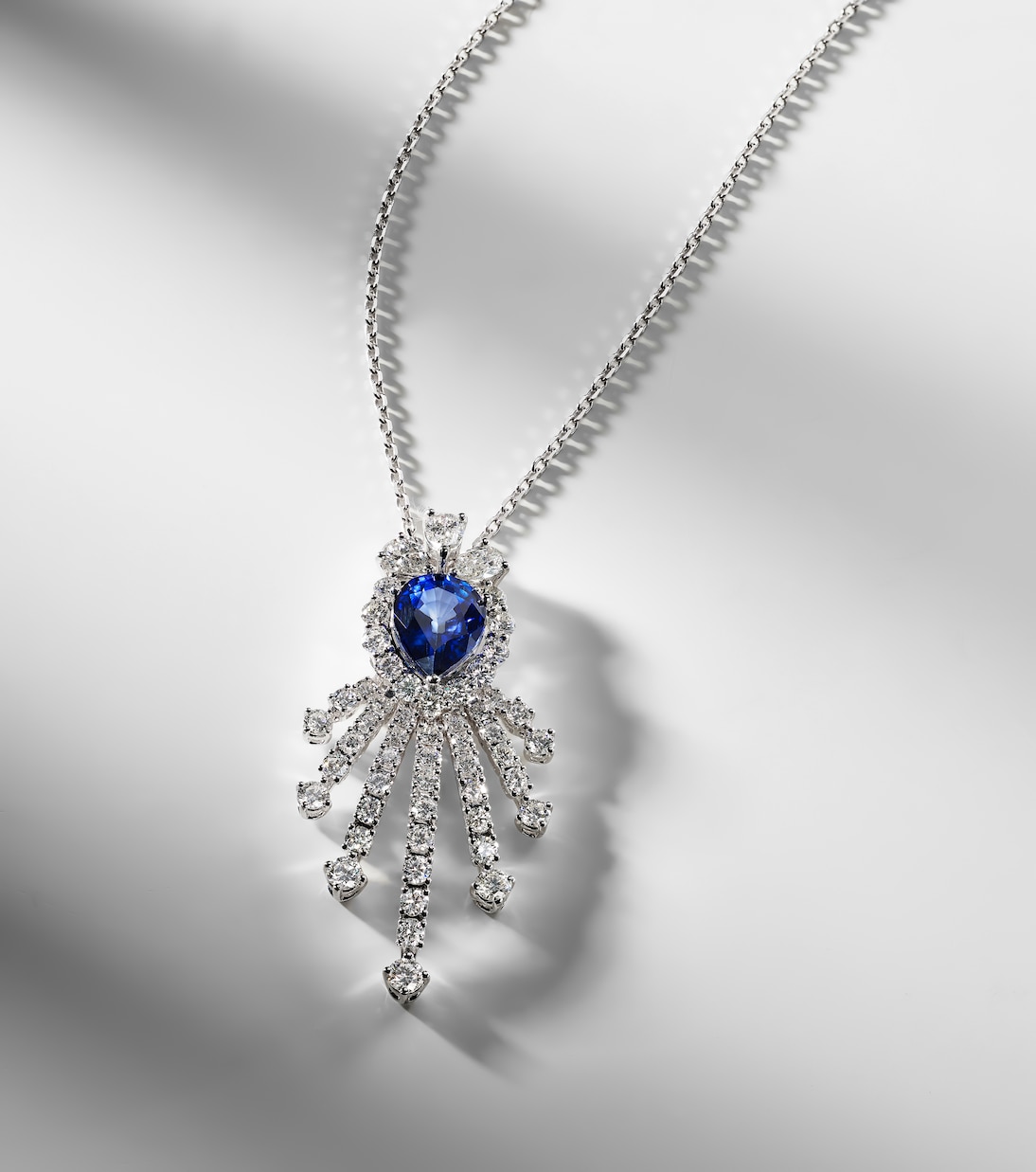 Collana Reign Supreme in oro bianco 18kt con diamanti e zaffiro | Yeprem