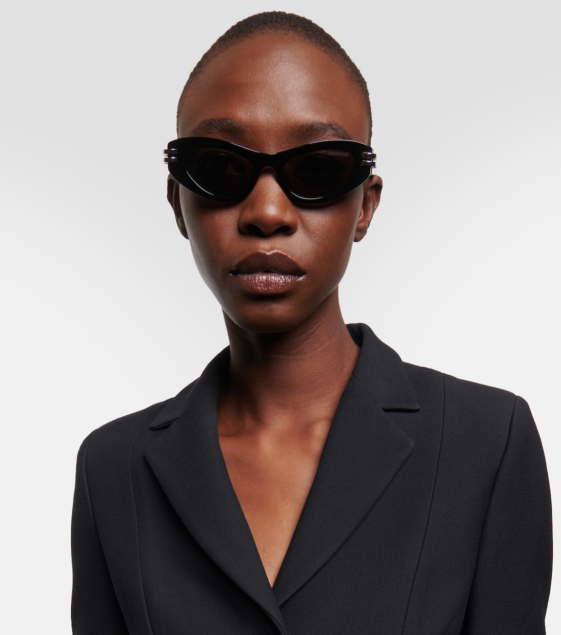 Occhiali da sole Dior B1U stile cat-eye per un look giovane e alla moda