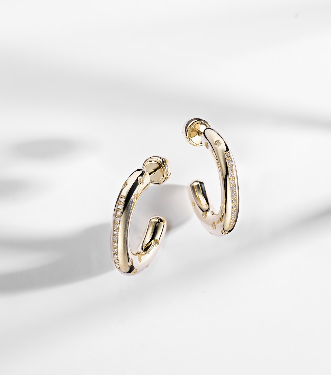 Orecchini in oro 14kt con diamanti, design moderno per giovani stili
