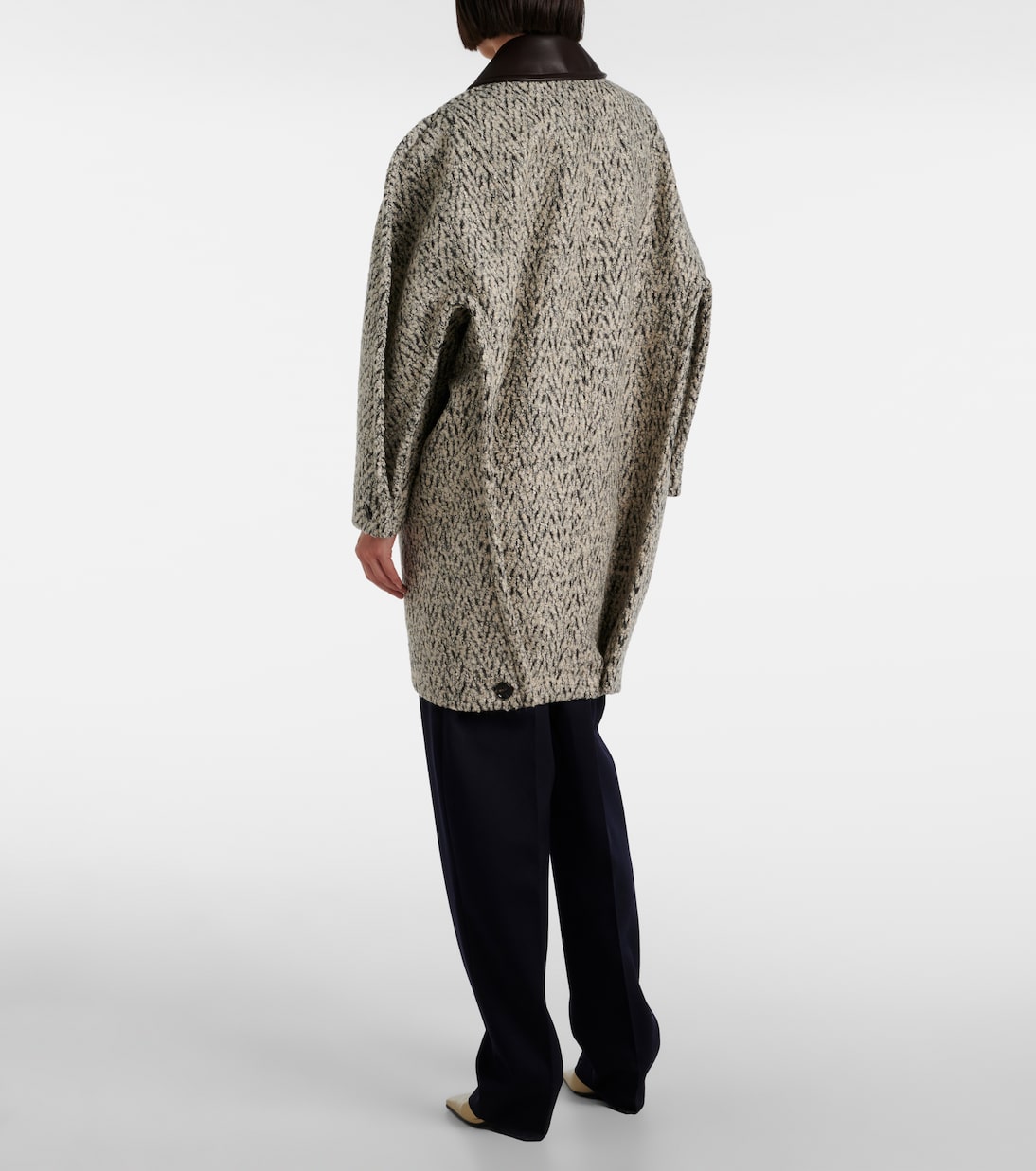 Abrigo de mezcla de lana y mohair con diseño Chevron de Bottega Veneta, ideal para jóvenes modernos