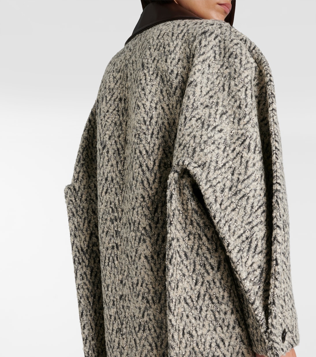 Abrigo de mezcla de lana y mohair con diseño Chevron de Bottega Veneta, ideal para jóvenes modernos