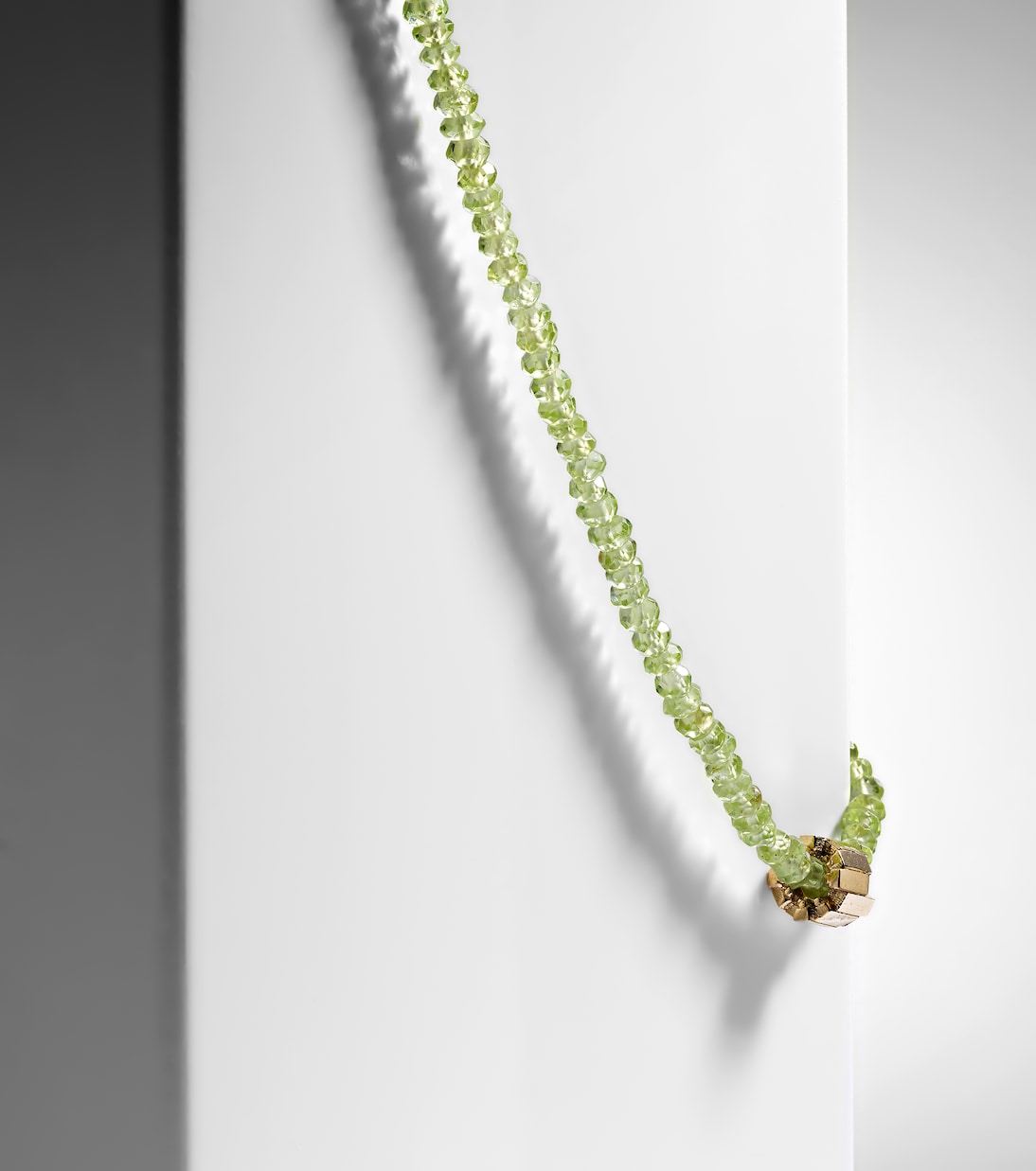 Collana moderna in oro 18kt con perline e peridoti di SUZANNE KALAN