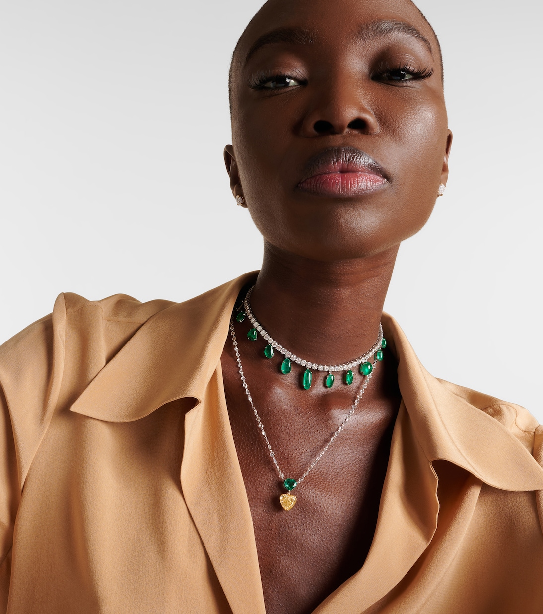 Collier en or blanc 18 ct, diamants et émeraudes | Kamyen