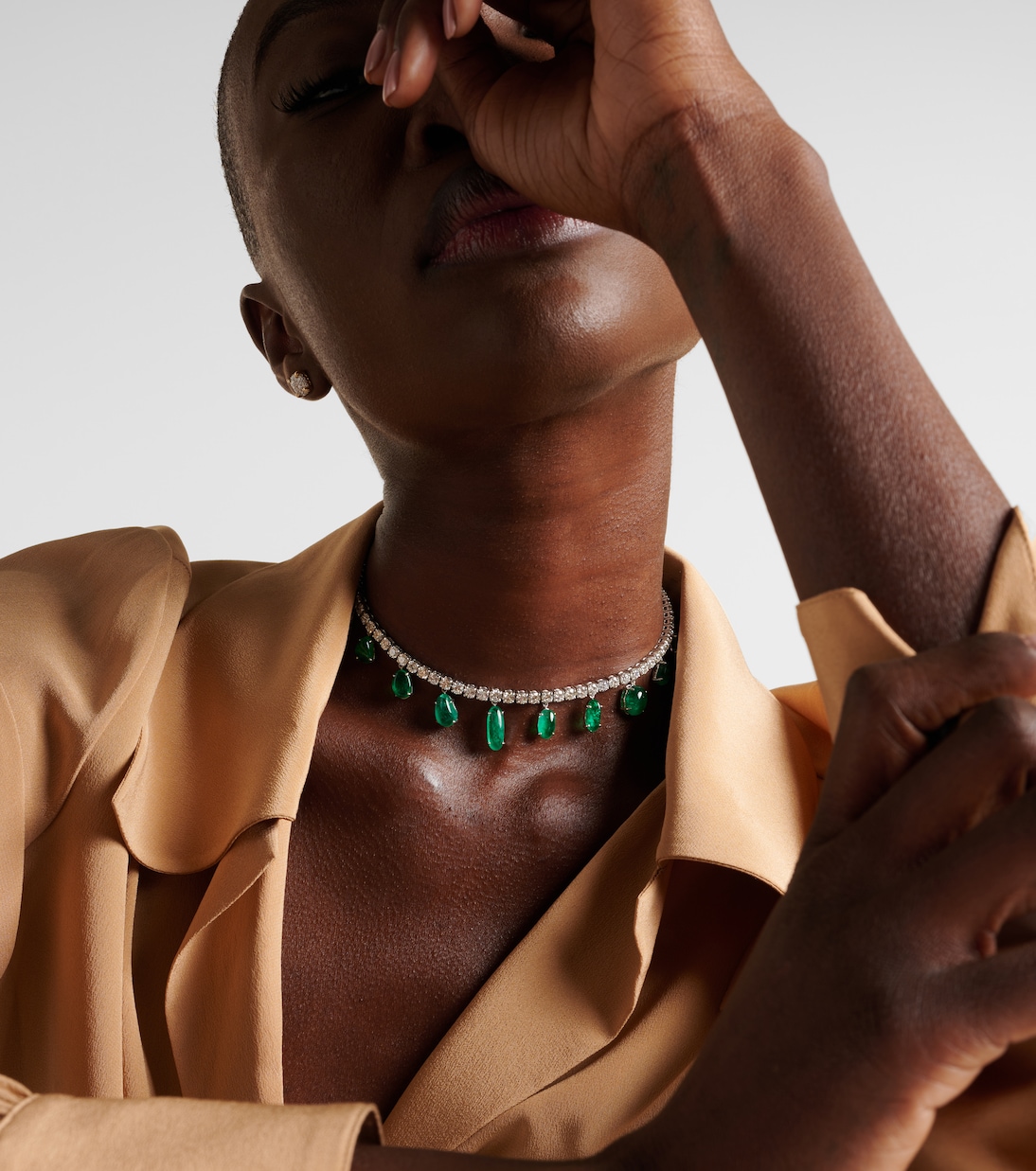 Collier en or blanc 18 ct, diamants et émeraudes | Kamyen