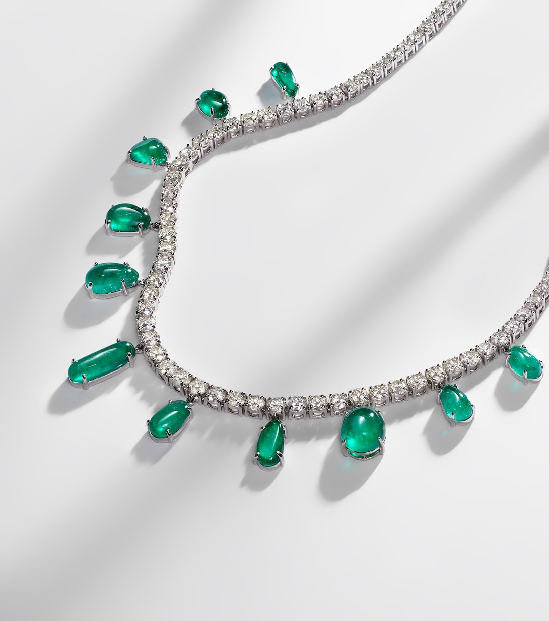 Collier en or blanc 18 ct, diamants et émeraudes | Kamyen