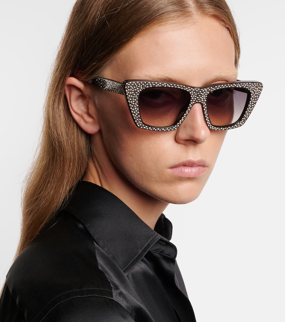 Occhiali da sole CELINE con dettagli decorativi e design a forma di occhio di gatto per un look giovane e trendy