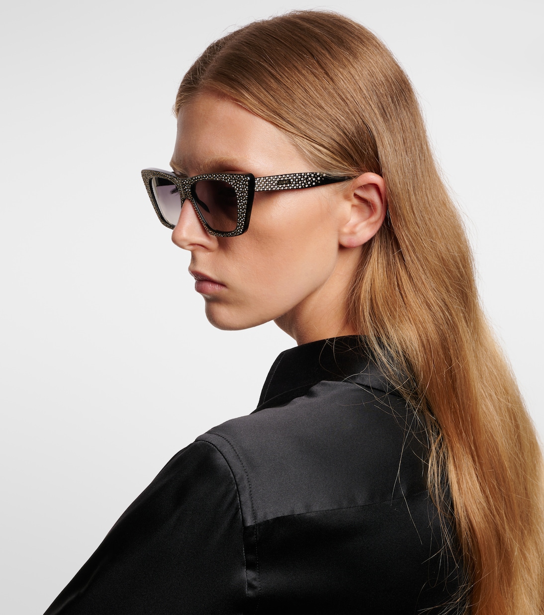 Occhiali da sole CELINE con dettagli decorativi e design a forma di occhio di gatto per un look giovane e trendy