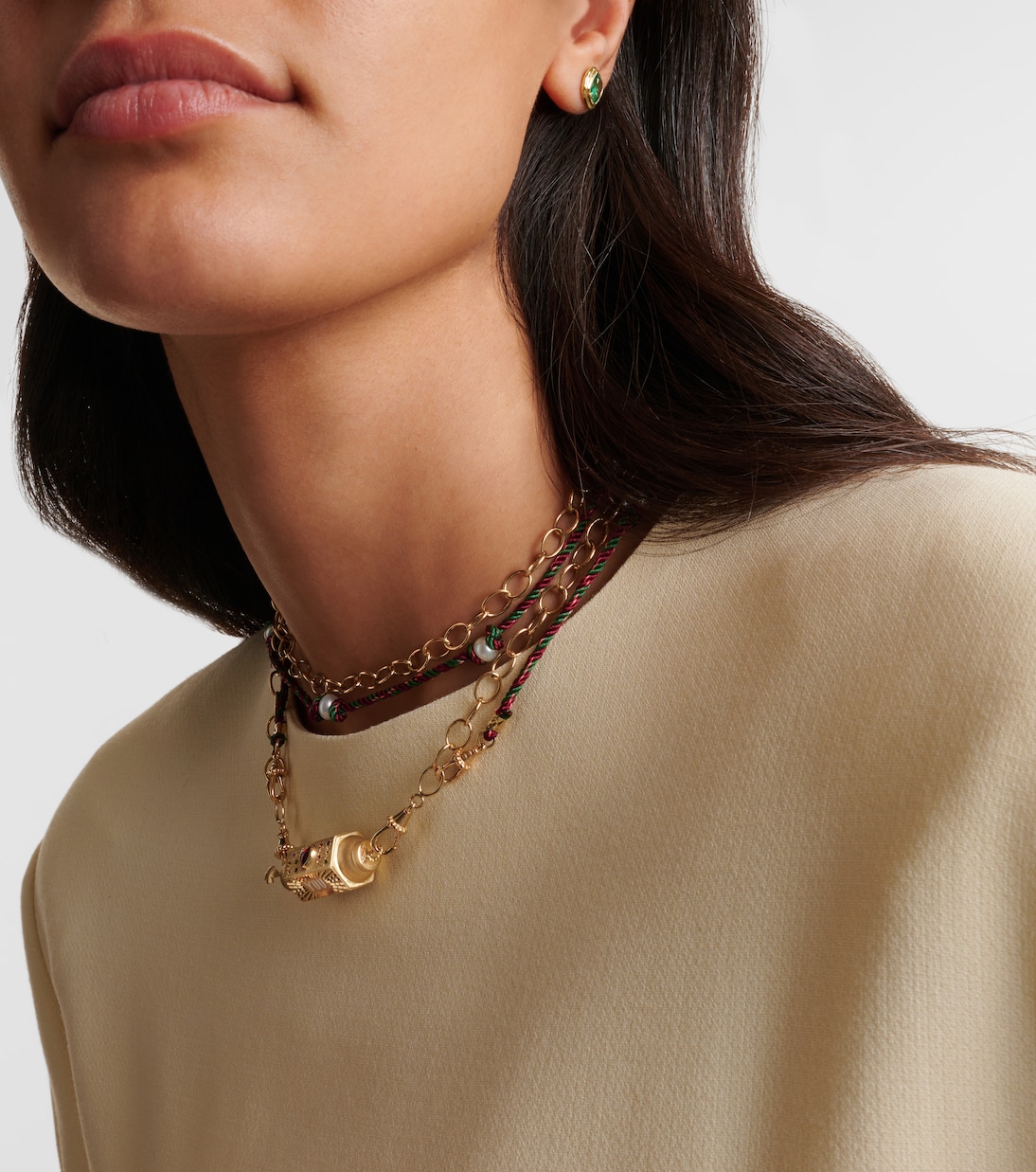 Collana con medaglione in oro 14kt di MARIE LICHTENBERG, impreziosita da zaffiri, perfetta per uno stile giovane e raffinato.