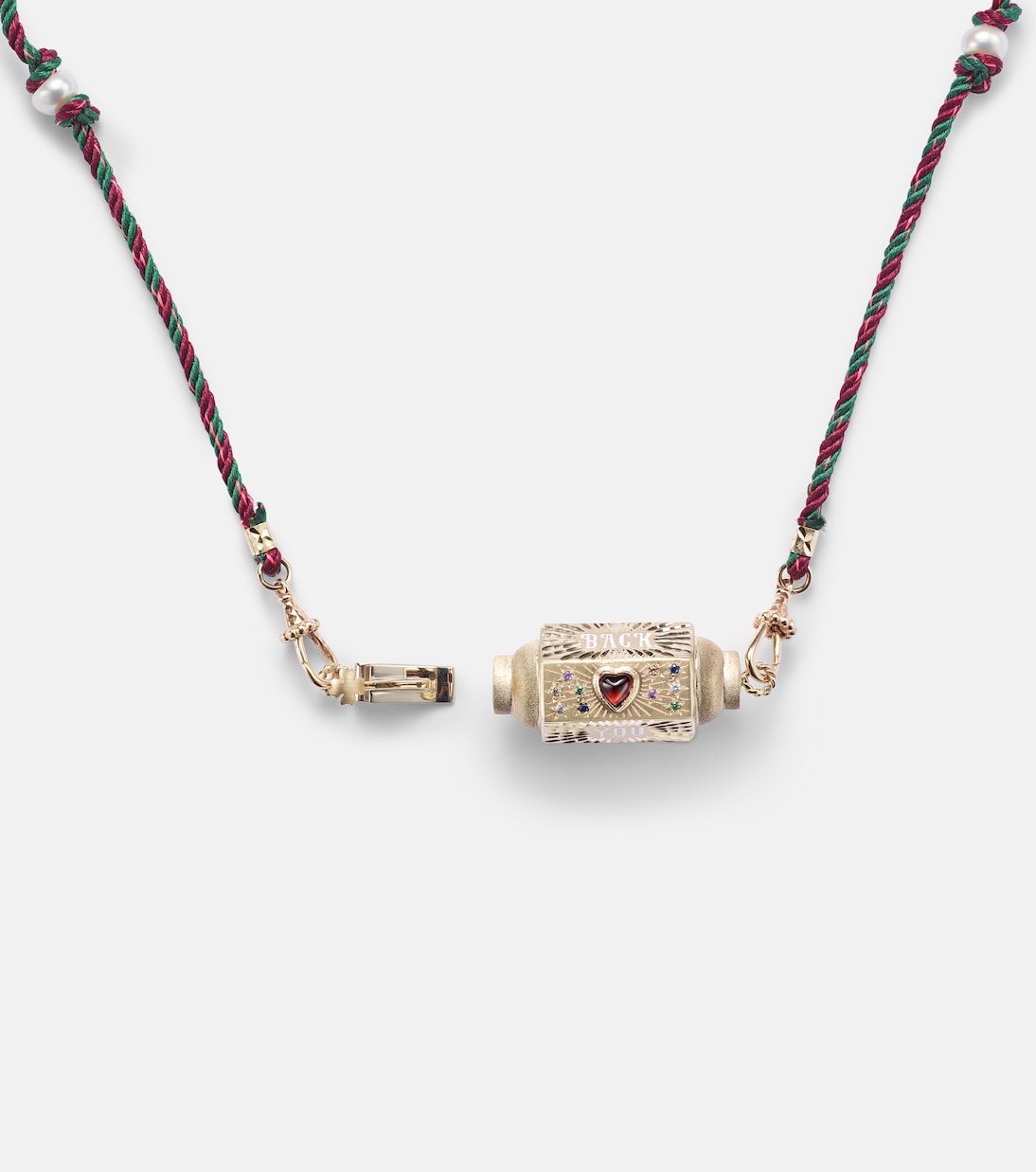 Collana con medaglione in oro 14kt di MARIE LICHTENBERG, impreziosita da zaffiri, perfetta per uno stile giovane e raffinato.